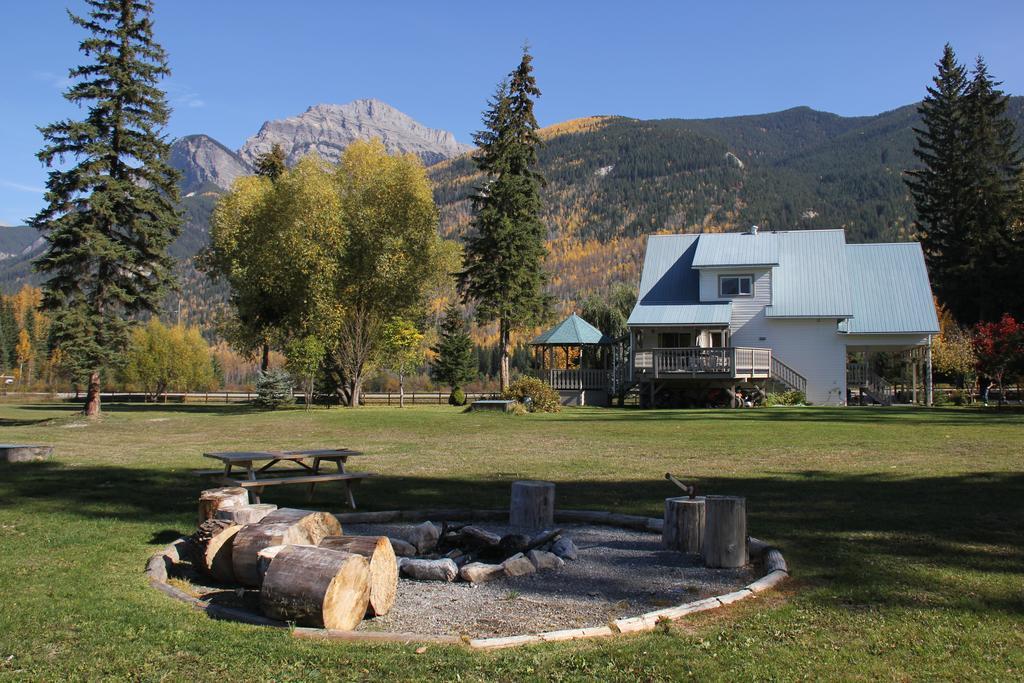 Bear Paw Lodge Golden Exterior photo